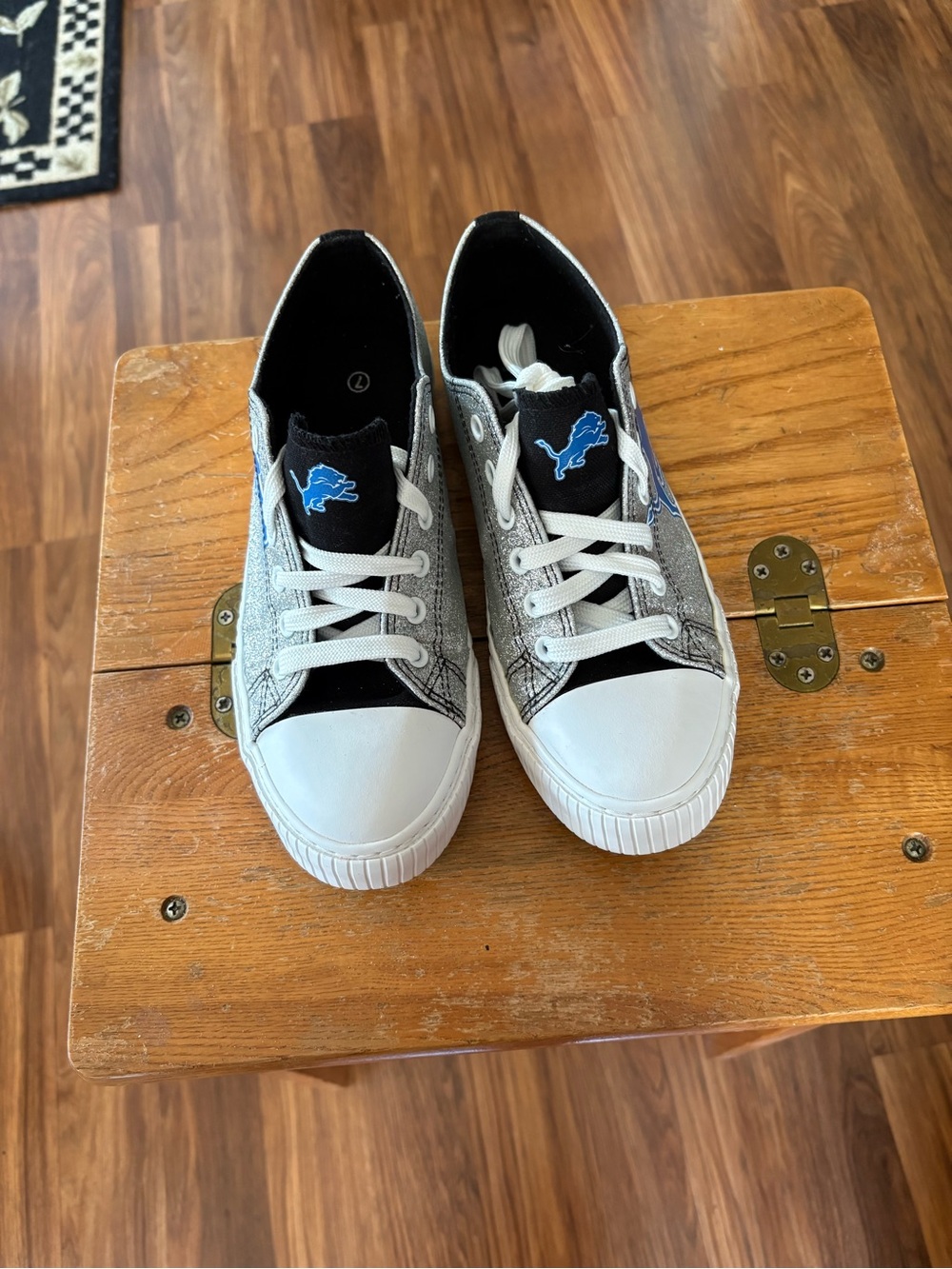 Women’s Low-Top Lace-Up Sneakers with Blue Lion Accent